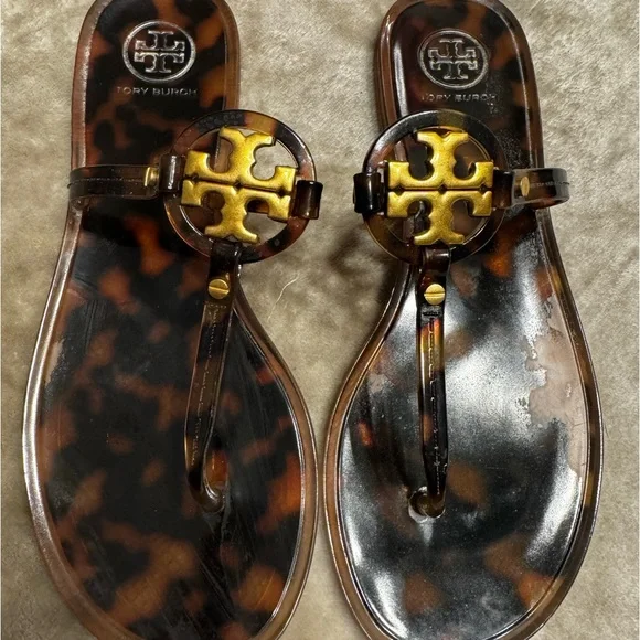 【Tory Burch】MILLER パテント サンダル／Tortoise（トータス Tory Burch Miller Tortoise-Print Leather Sandals | Neiman Marcus